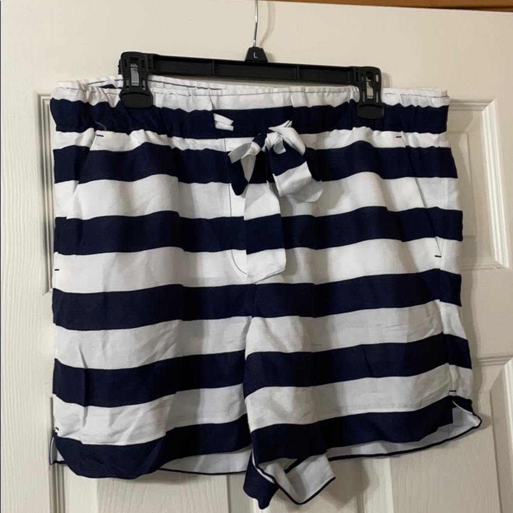 AnnTaylor The Loft navy blue/white striped short